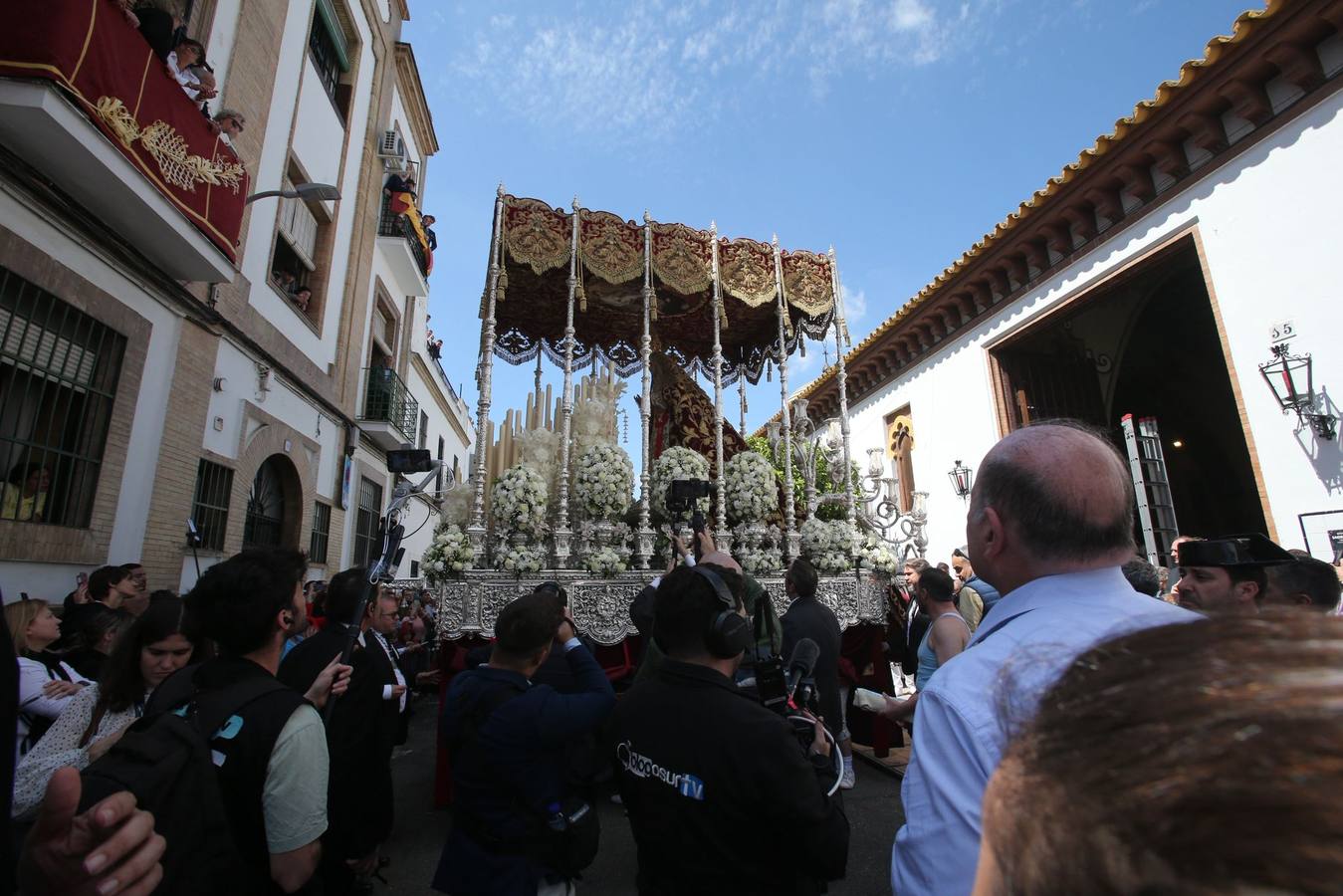 Salida de la Hermandad de Santa Genoveva por las calles del Tiro de Línea