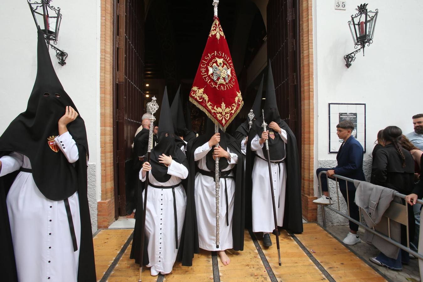 Salida de la Hermandad de Santa Genoveva por las calles del Tiro de Línea