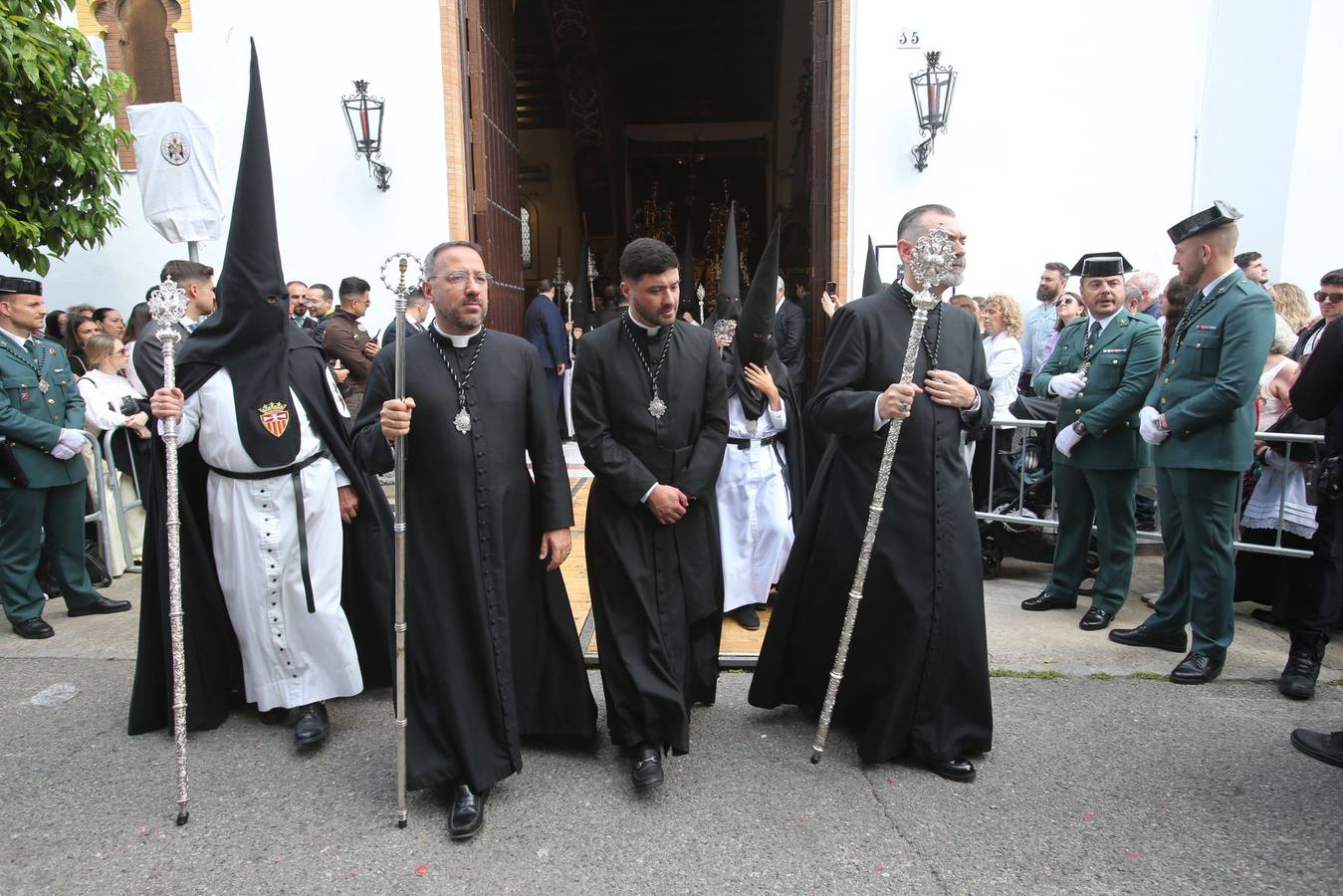 Salida de la Hermandad de Santa Genoveva por las calles del Tiro de Línea