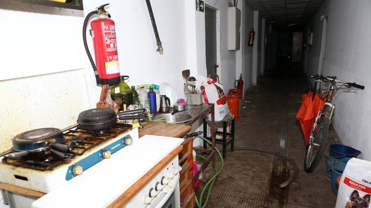 Espacio donde el Okupa ha montado una cocina dentro del mercado