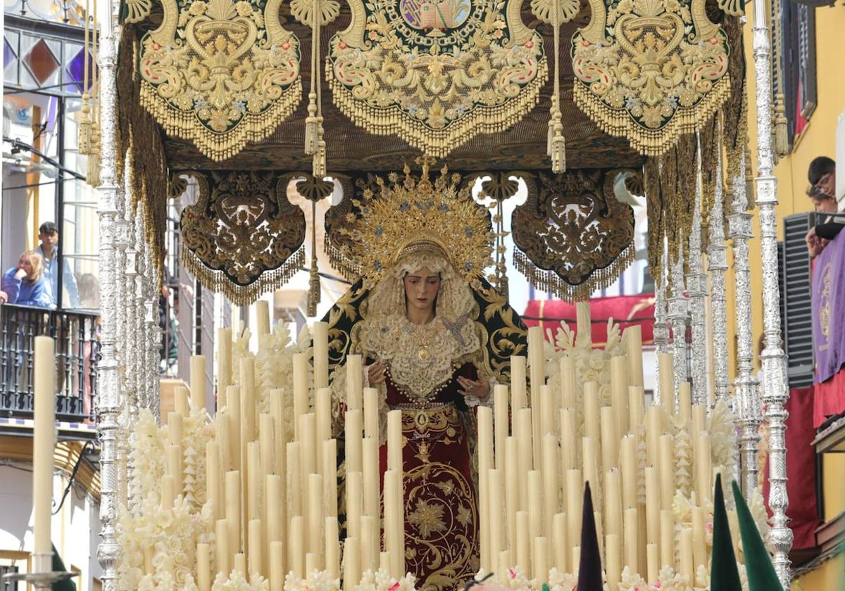 María Santísima del Rocío realiza su estación de penitencia junto Nuestro Padre Jesús de la Redención este Lunes Santo