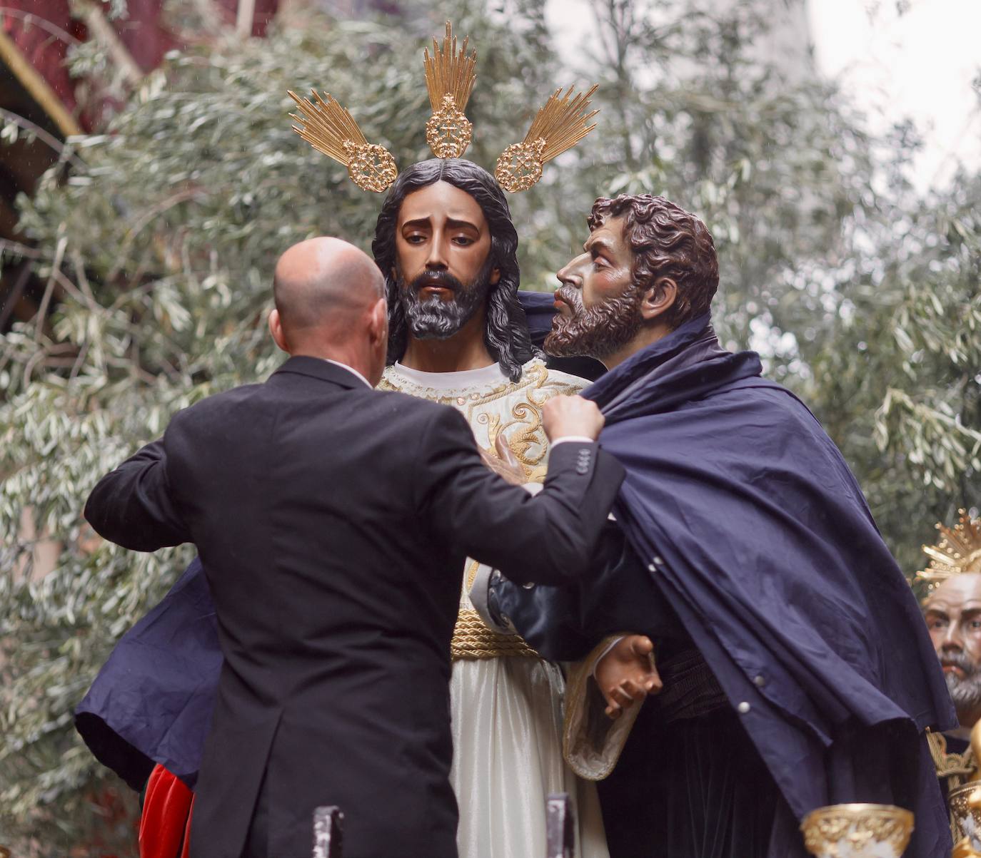 La lluvia obliga a resguardar a sus titulares de la hermandad de Redención