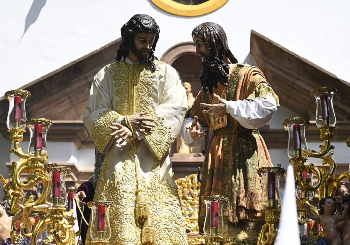 El Señor del Soberano Poder ha estrenado una nueva túnica blanca por los cincuenta años de su hechura