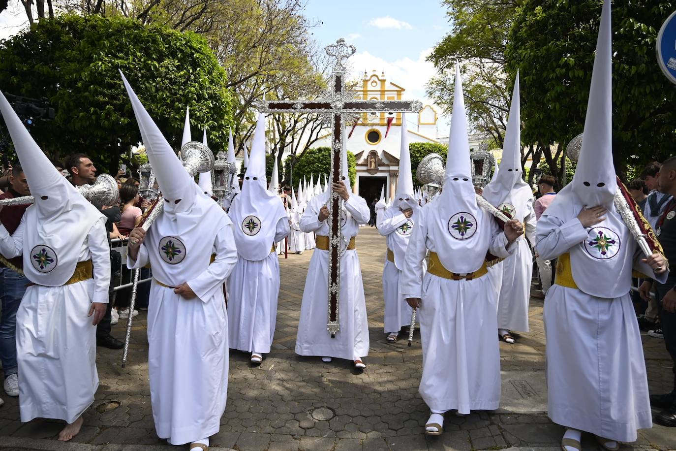 Salida de la Hermandad de San Gonzalo desde el barrio de Triana