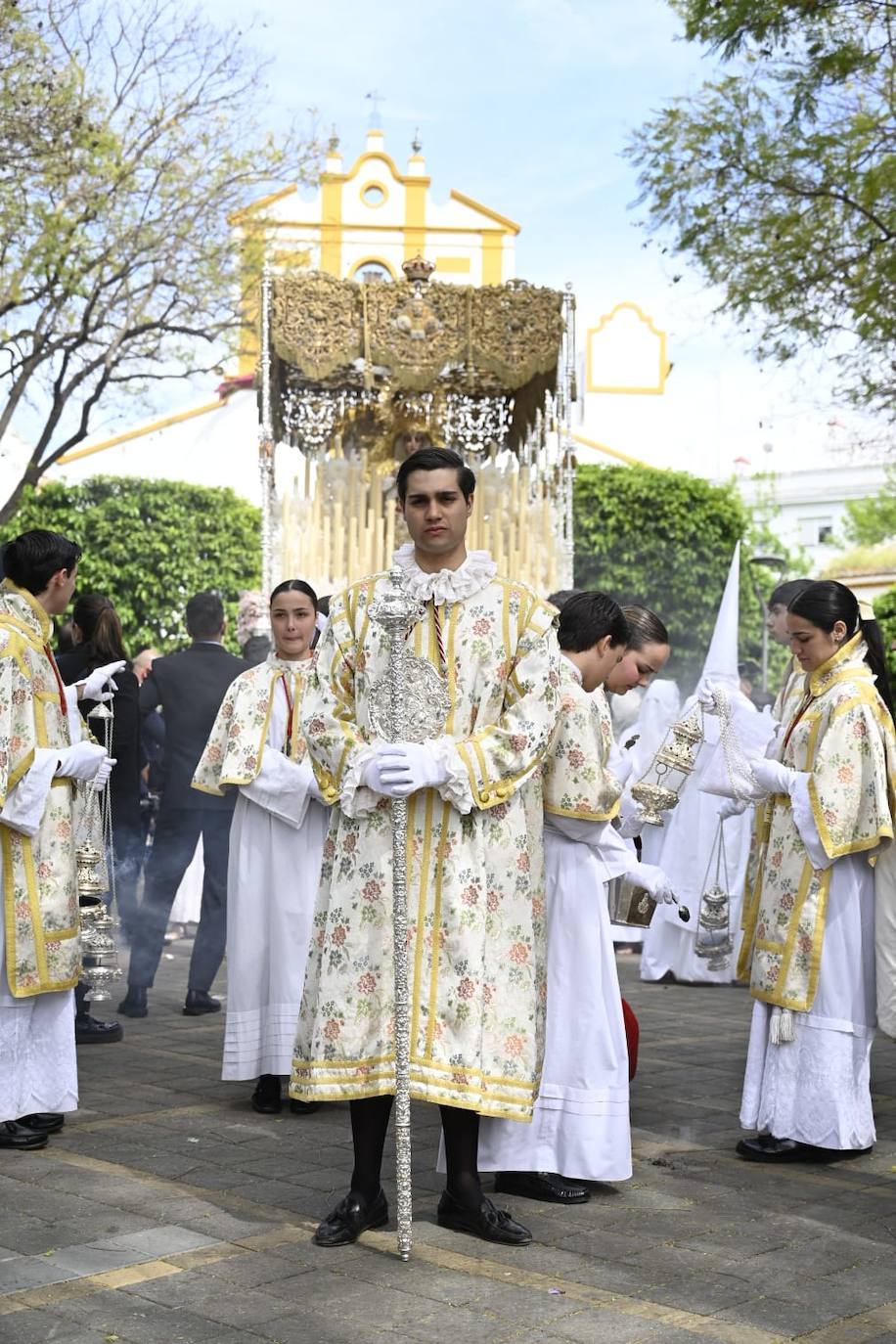 Salida de la Hermandad de San Gonzalo desde el barrio de Triana