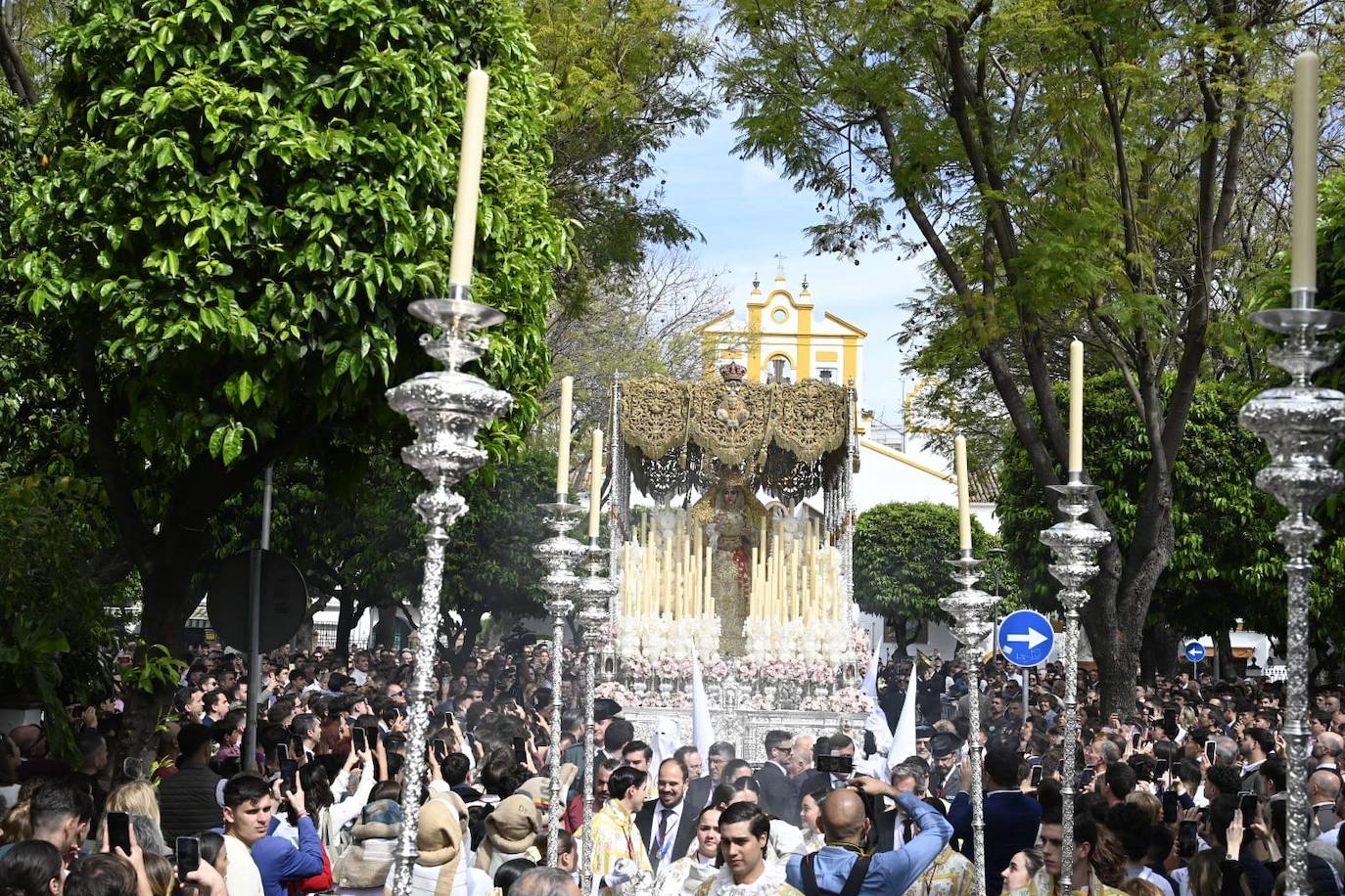 Salida de la Hermandad de San Gonzalo desde el barrio de Triana