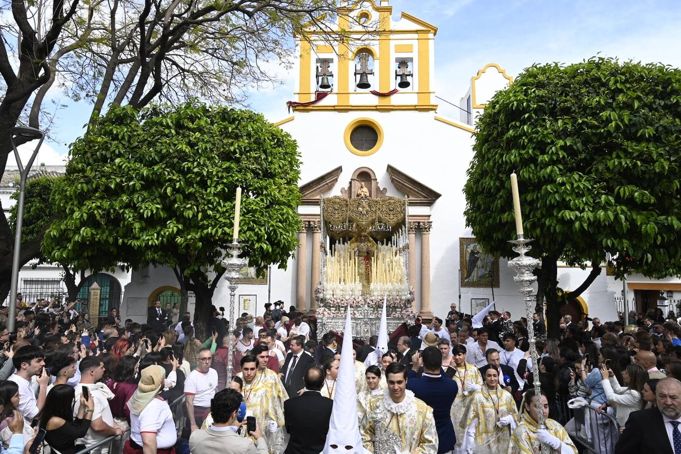Salida de la Hermandad de San Gonzalo desde el barrio de Triana