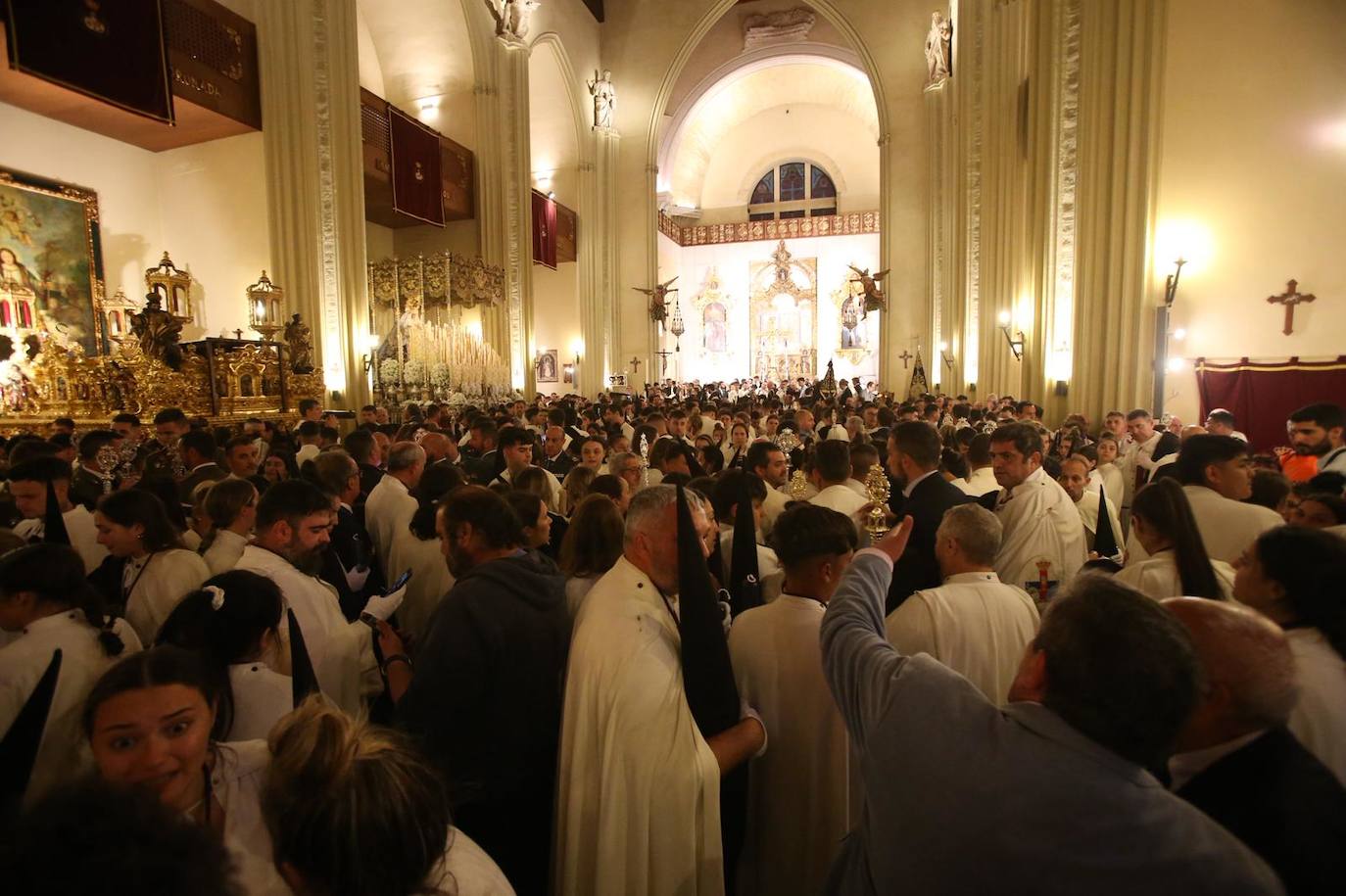 Los pasos del Polígono de San Pablo se refugian en Los Gitanos