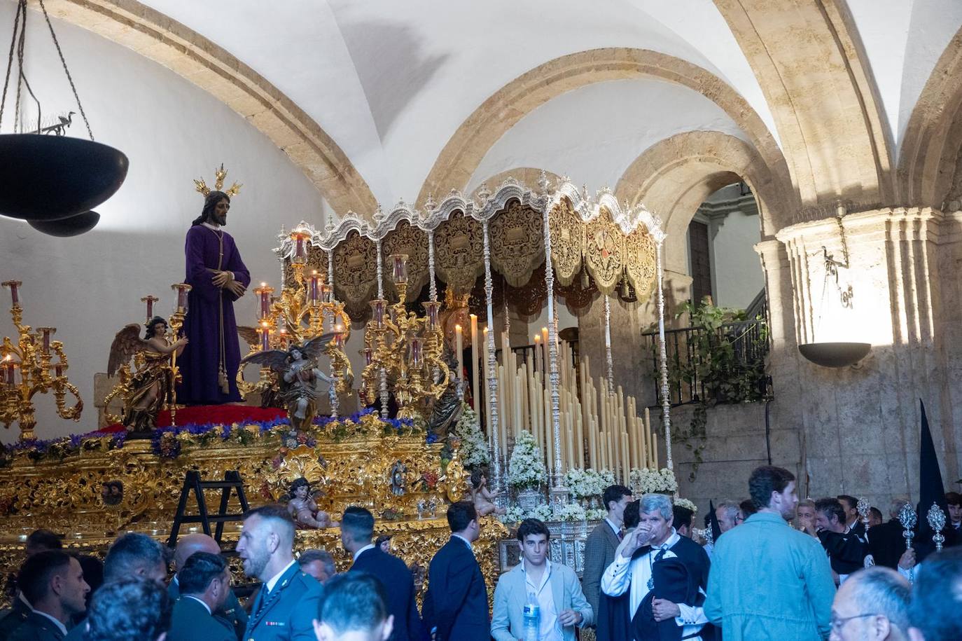 Debido a la lluvia la Hermandad de Santa Genoveva se refugia en el Rectorado