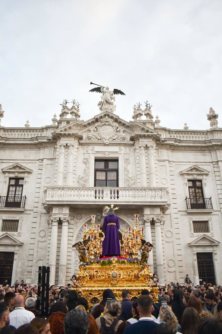 Debido a la lluvia la Hermandad de Santa Genoveva se refugia en el Rectorado