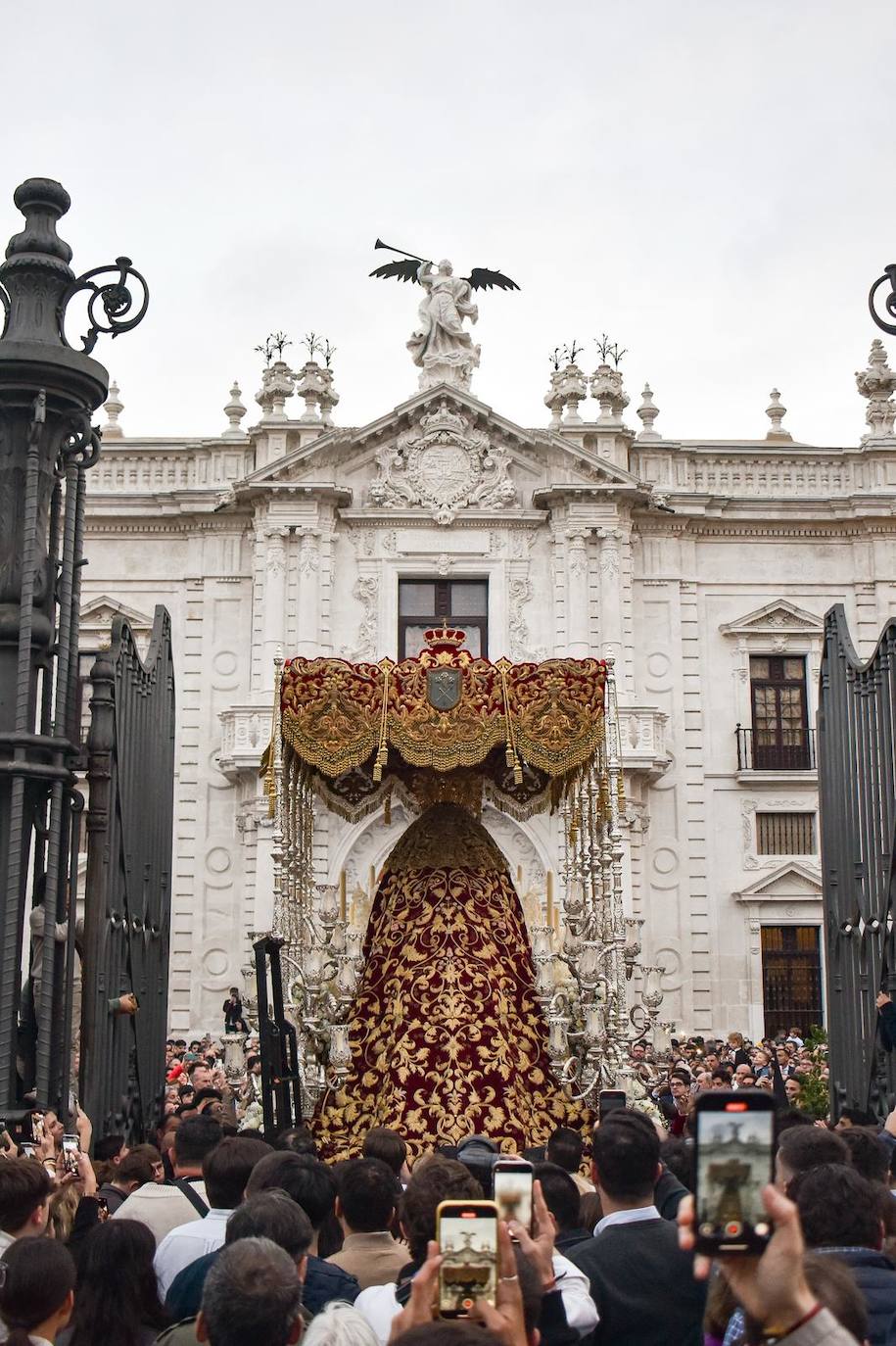 Debido a la lluvia la Hermandad de Santa Genoveva se refugia en el Rectorado