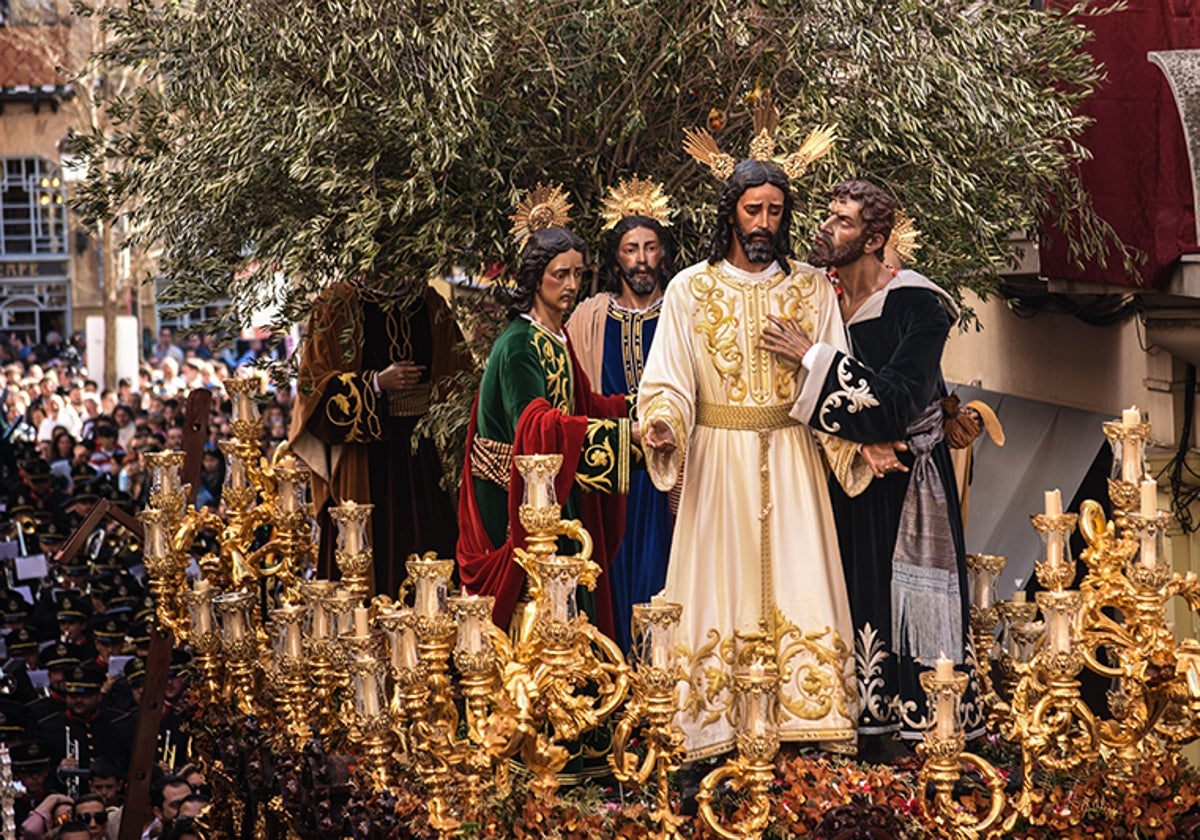 El paso de misterio de la hermandad de La Redención representa el pasaje del famoso beso de Judas