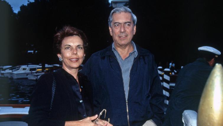 Mario Vargas Llosa junto a su esposa Patricia en Puerto Banús