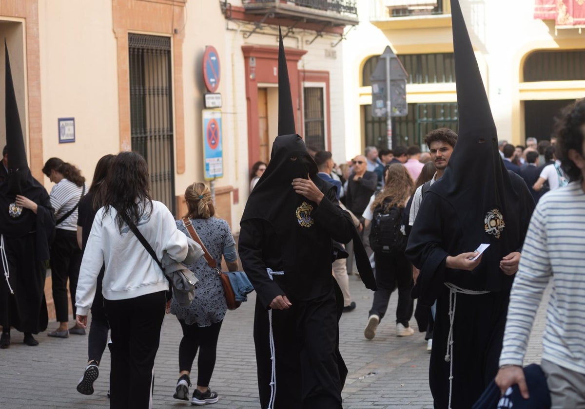 Unos nazarenos de Santa Marta a su llegada a la iglesia de San Andrés