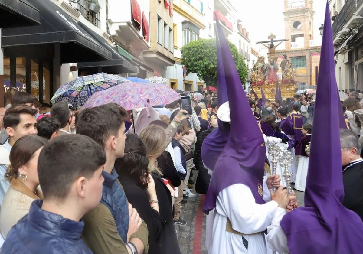 Paraguas al paso del crucificado de las Aguas