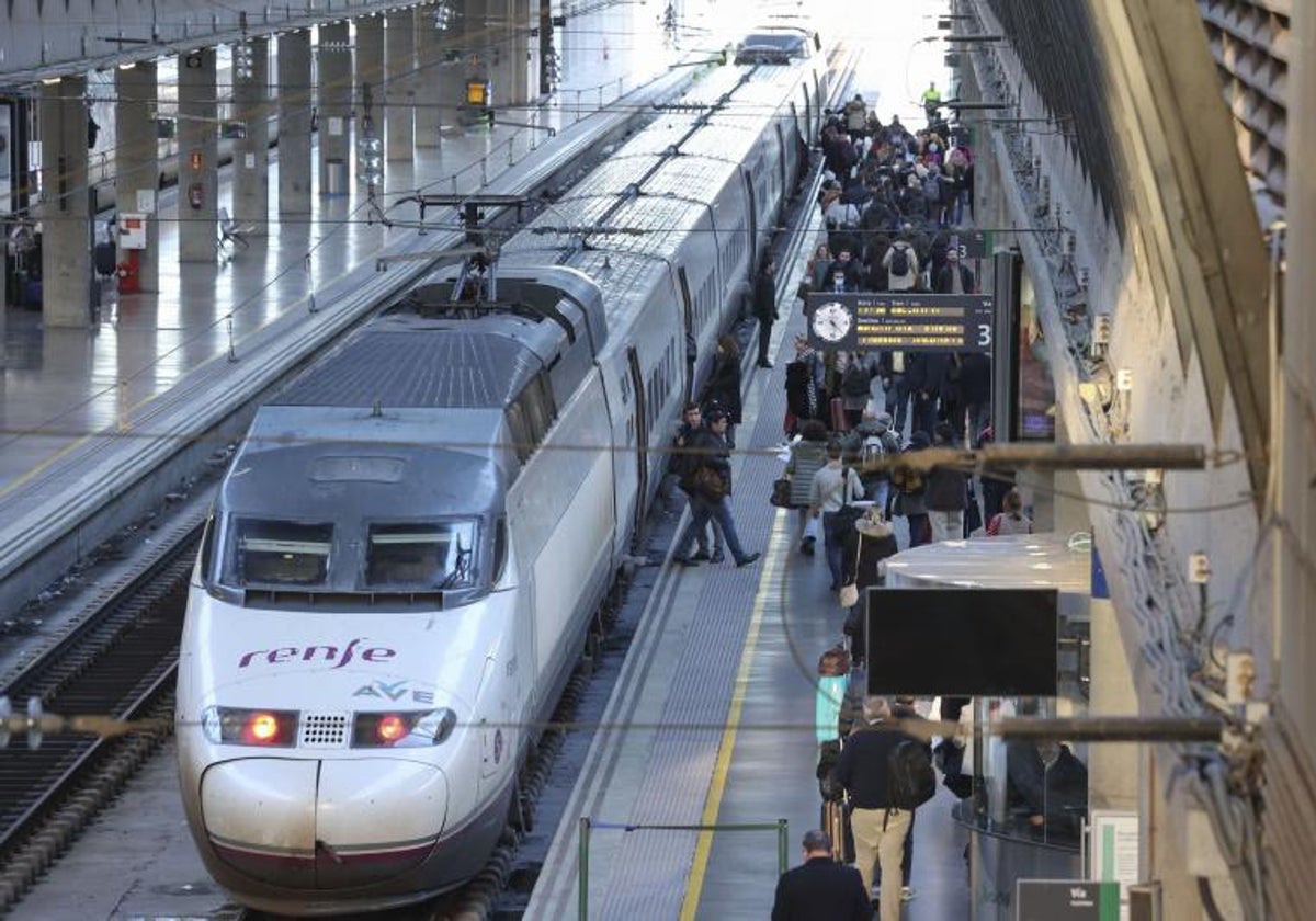 Un tren de Alta Velocidad en la estación de Santa Justa