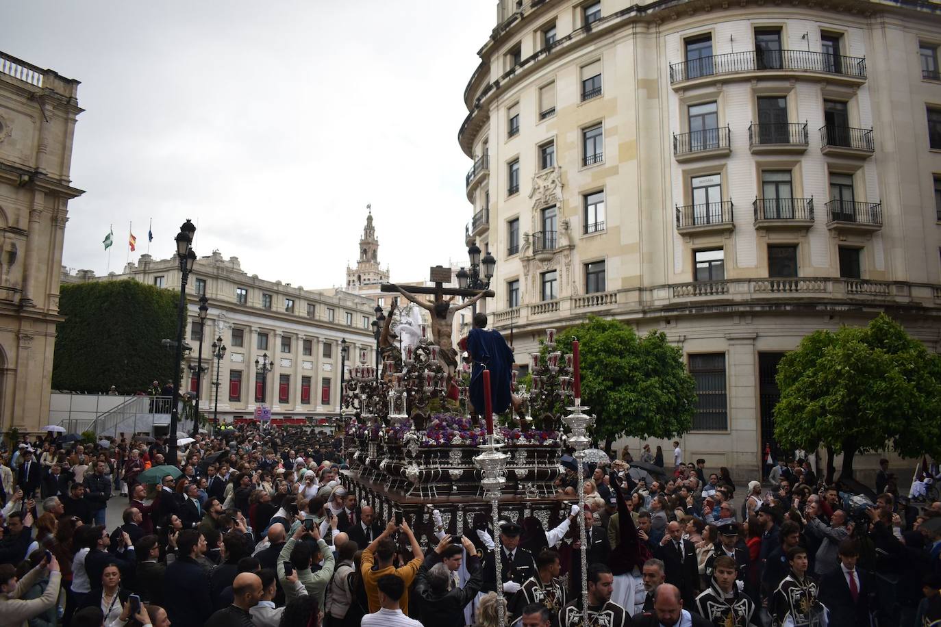 Llueve al paso de la Hermandad del Cerro por Plaza Nueva