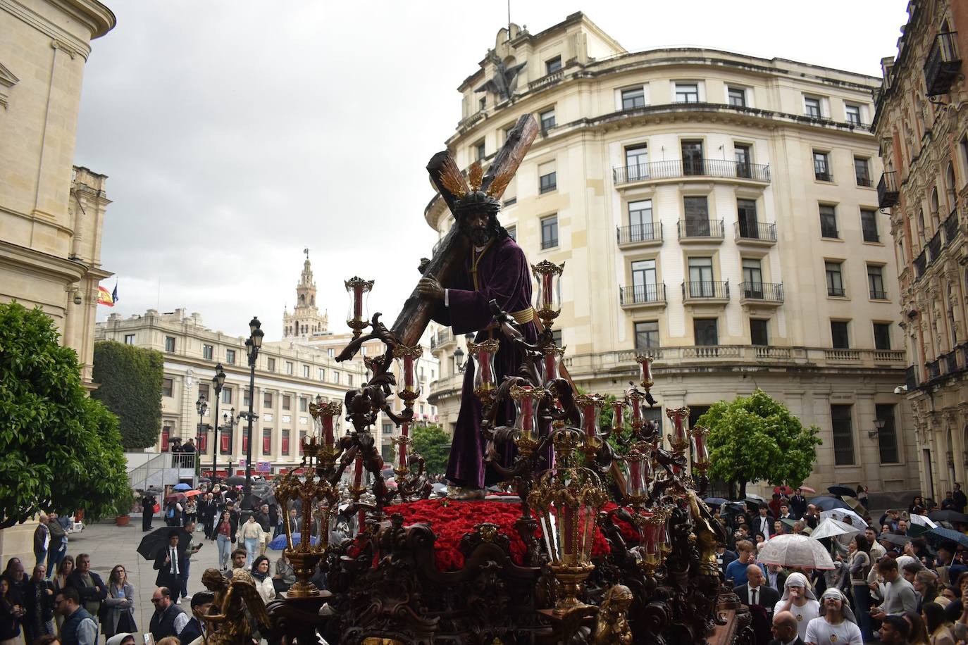 Llueve al paso de la Hermandad del Cerro por Plaza Nueva