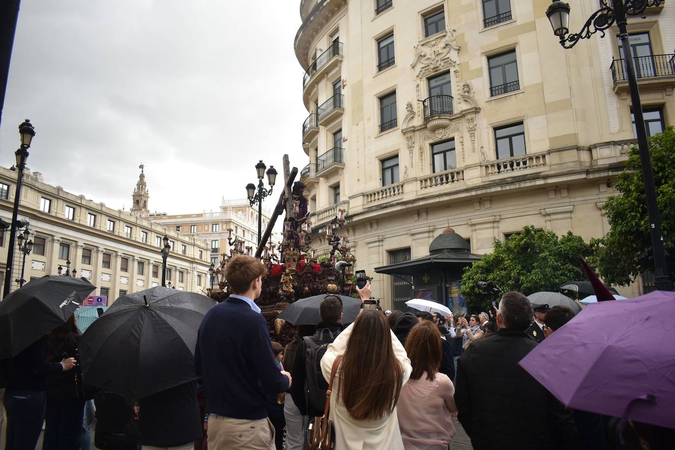 Llueve al paso de la Hermandad del Cerro por Plaza Nueva