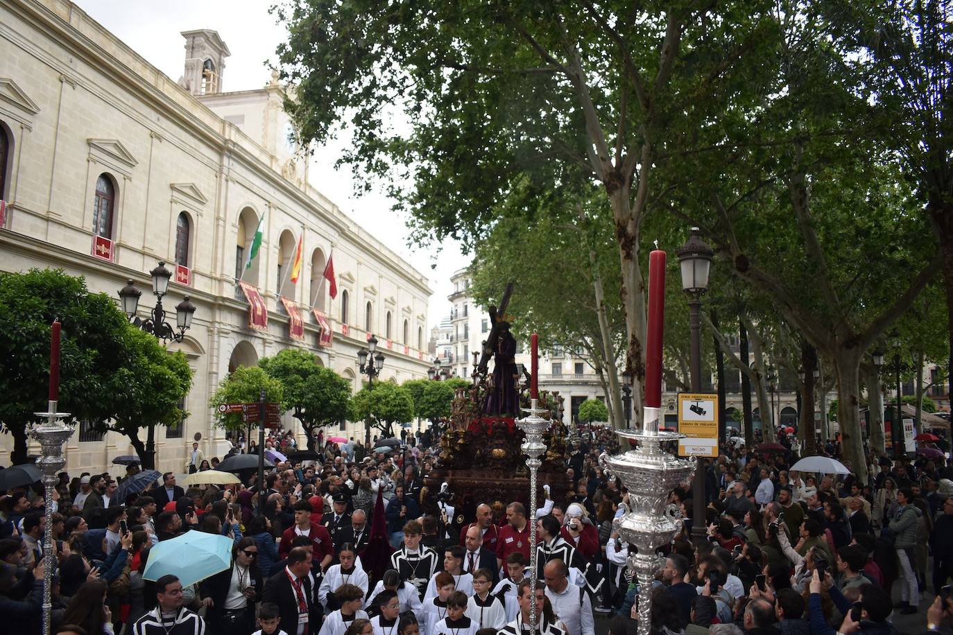 Llueve al paso de la Hermandad del Cerro por Plaza Nueva