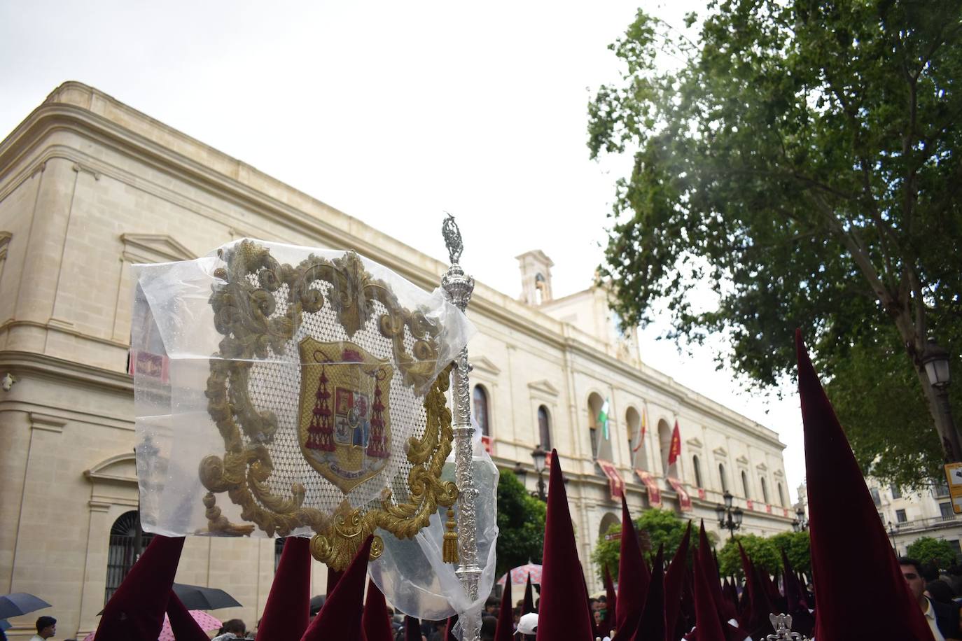 Llueve al paso de la Hermandad del Cerro por Plaza Nueva
