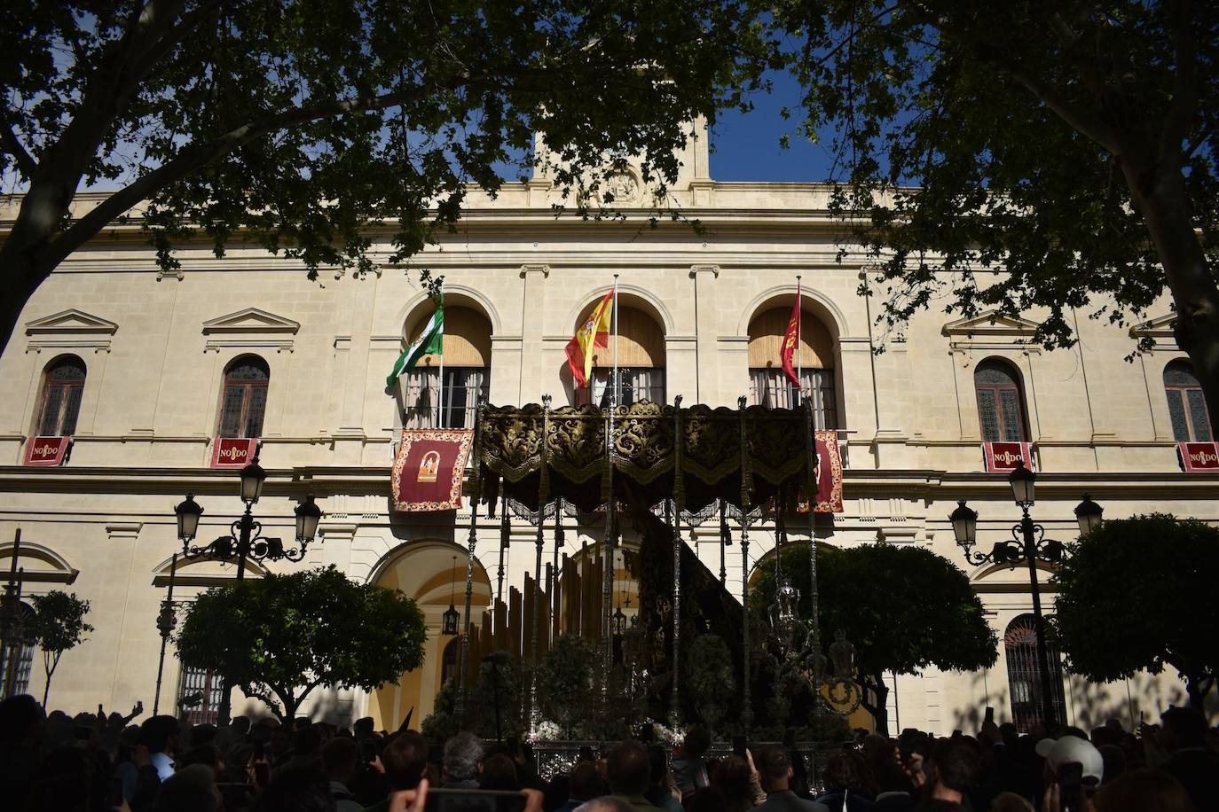 El Palio de la Virgen de los Dolores camino de la Catedral