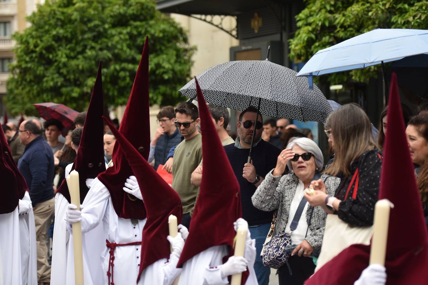 Llueve al paso de  la Hermandad del Cerro por Plaza Nueva 