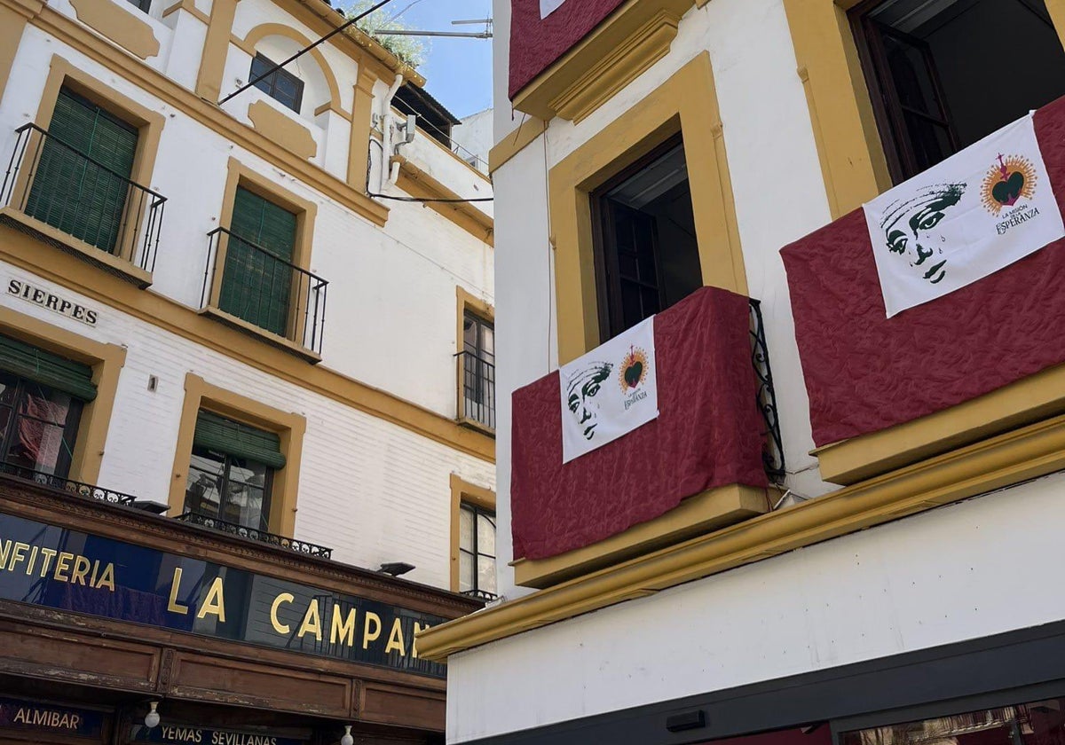 Las colgaduras de la Esperanza de Triana en la plaza de la Campana