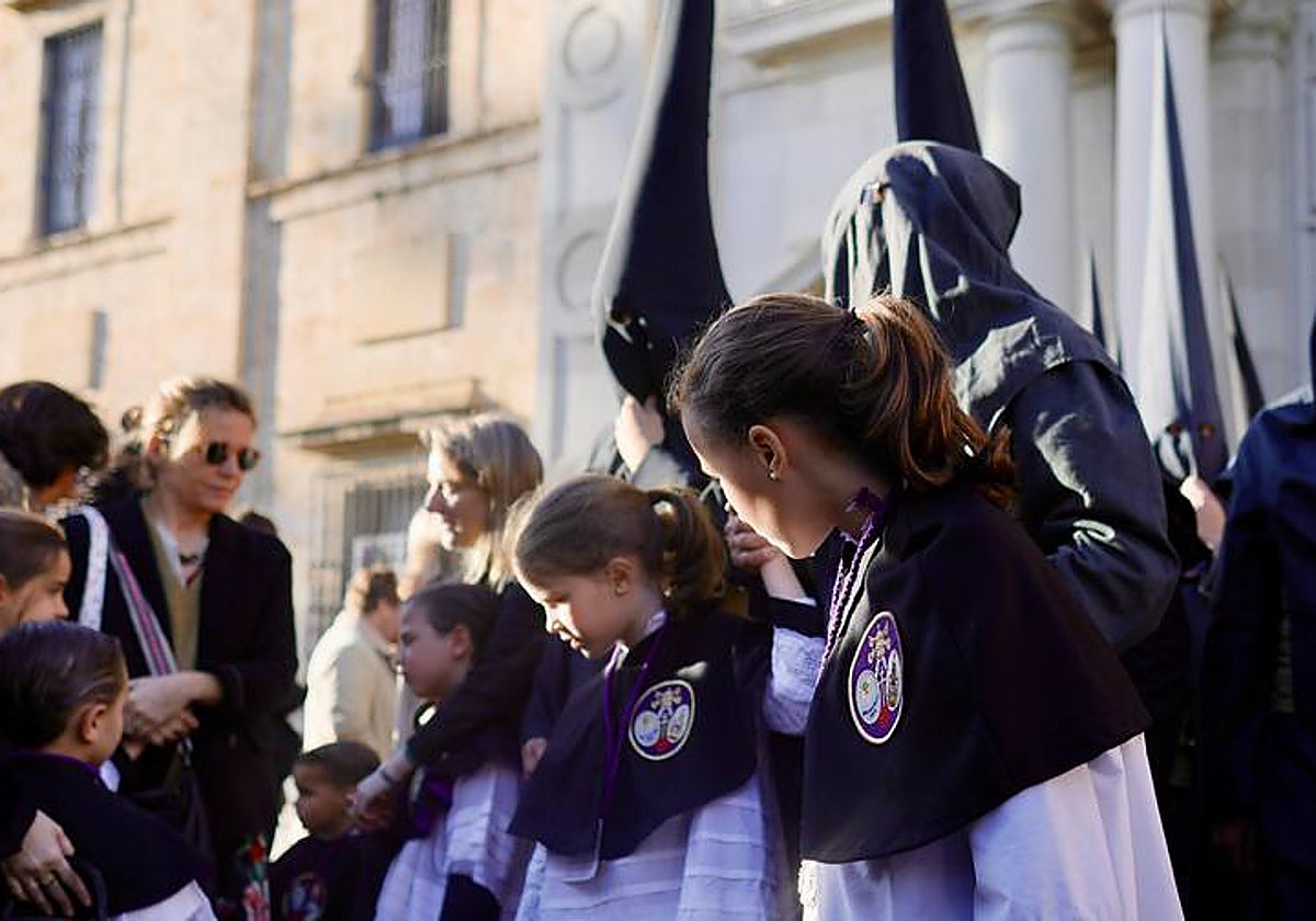 Los nazarenos de los Estudiantes salen del Rectorado de la Universidad de Sevilla tras la decisión de la hermandad