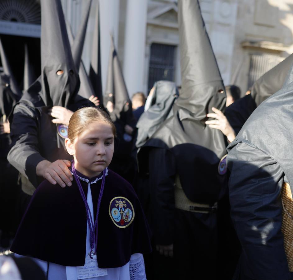 Los nazarenos de los Estudiantes salen del Rectorado de la Universidad de Sevilla tras la decisión de la hermandad