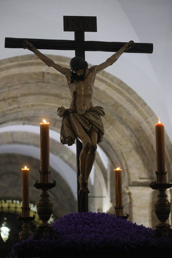 Los titulares de la hermandad de los Estudiantes han realizado un via crucis por dentro de los jardines de la Universidad
