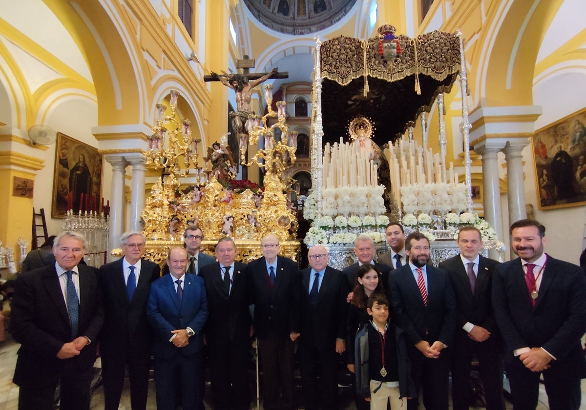 Representantes de FEDEME delante de la Virgen de la Encarnación