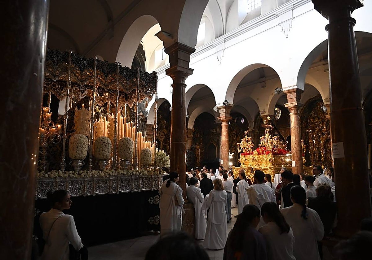 En el interior de la parroquia de San Nicolás los hermanos rezaron alrededor de los titulares de la hermandad