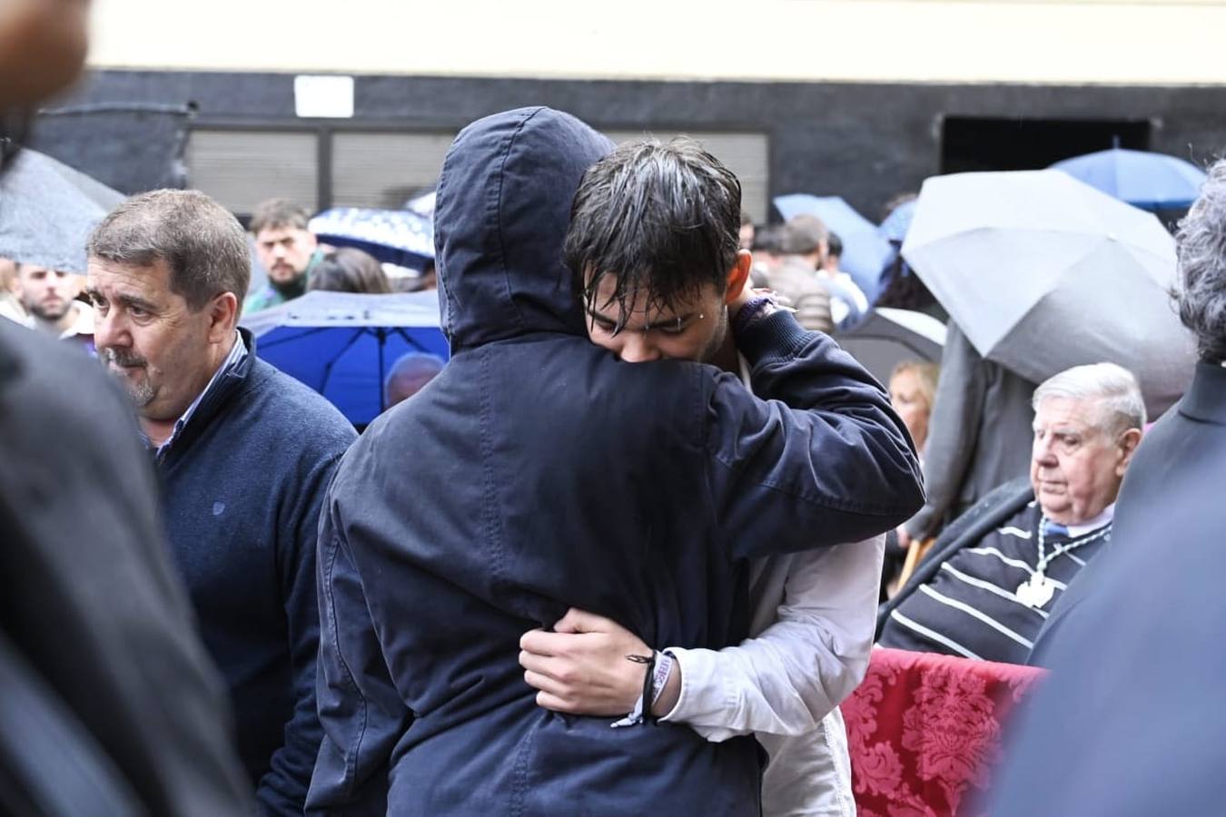 En el interior de la parroquia de San Nicolás los hermanos rezaron alrededor de los titulares de la hermandad