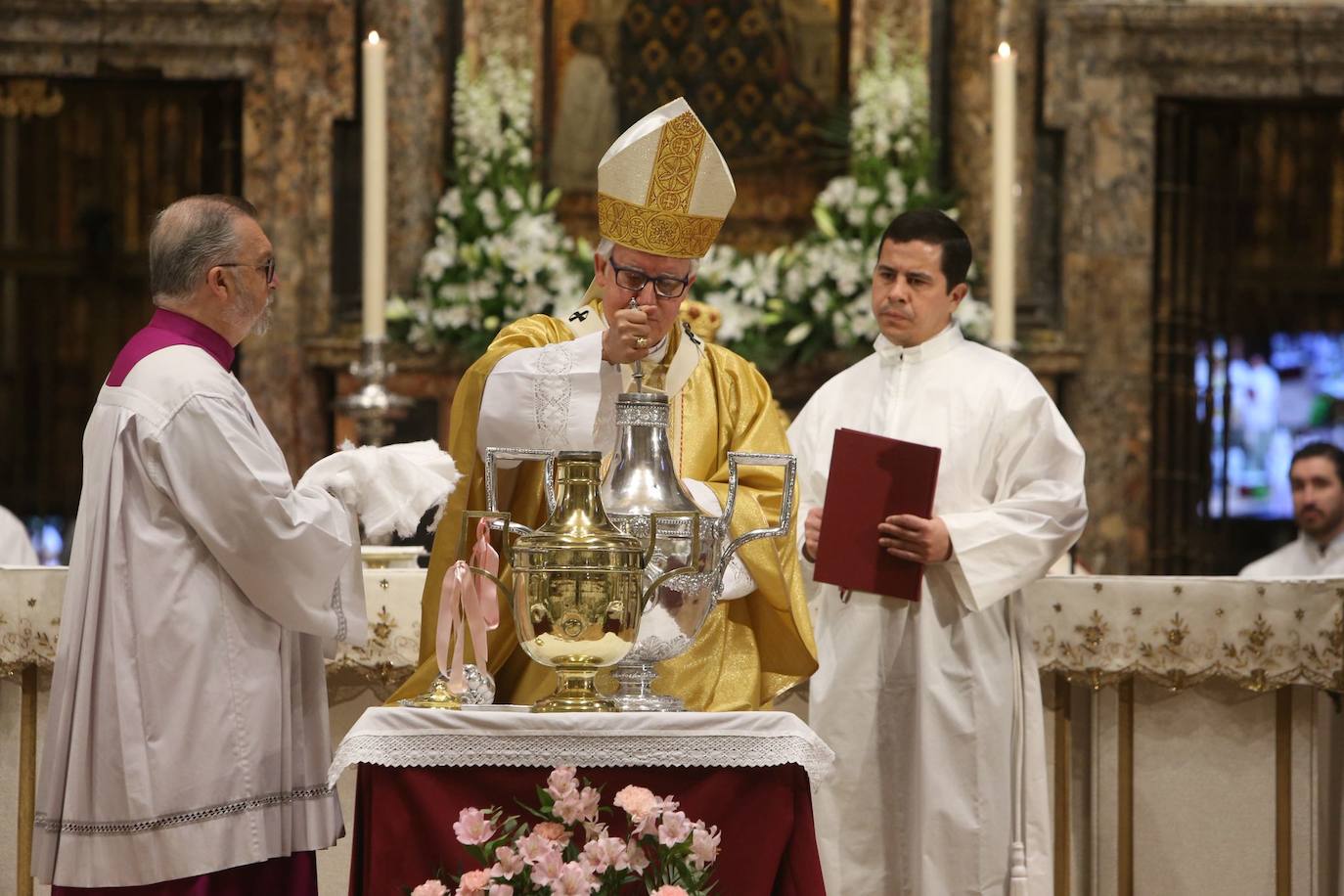 Misa Crismal en la Catedral de Sevilla en la Semana Santa de 2025