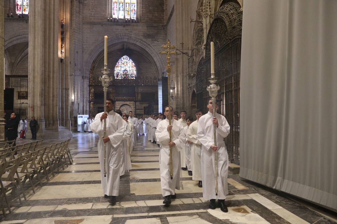 Misa Crismal en la Catedral de Sevilla en la Semana Santa de 2025