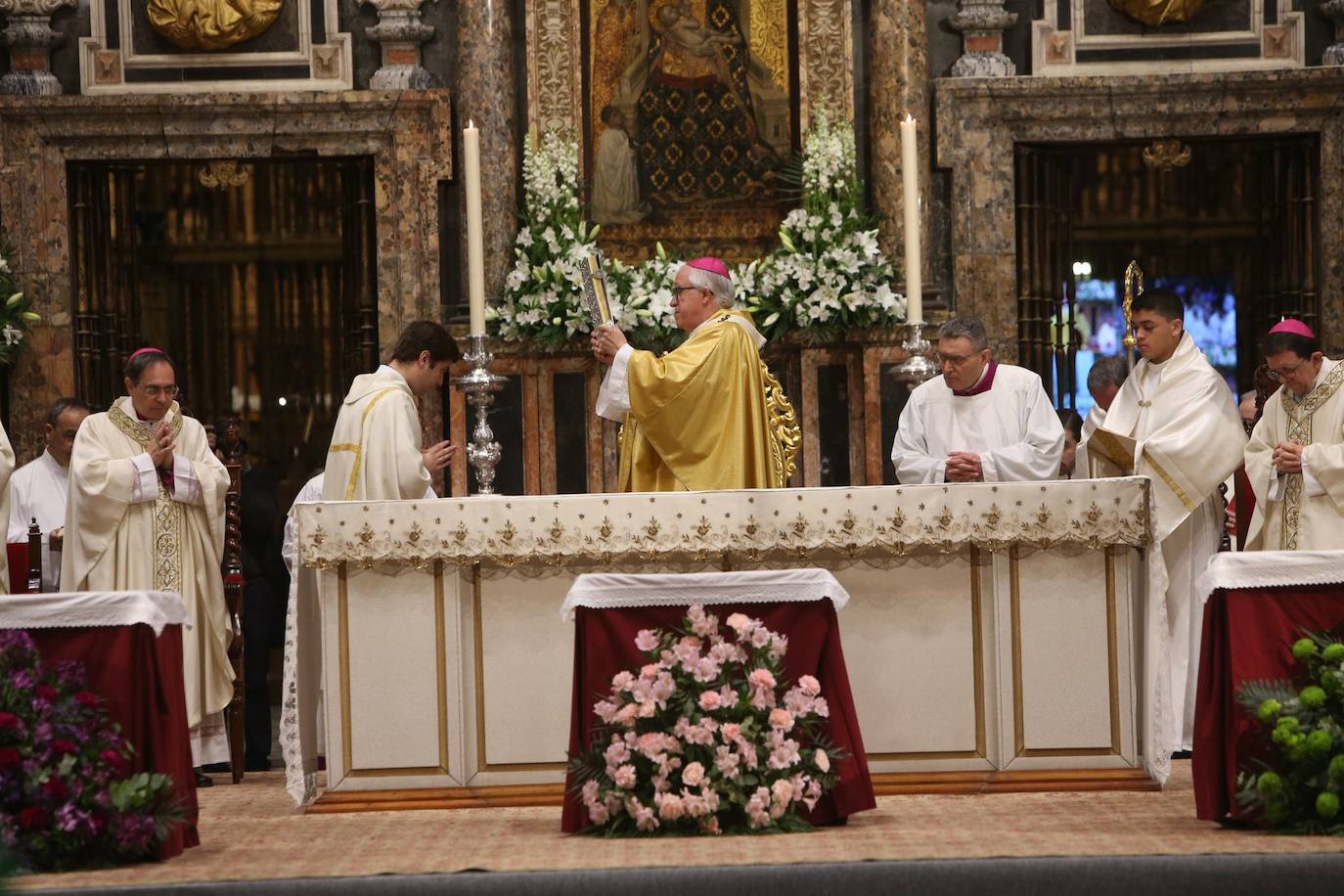 Misa Crismal en la Catedral de Sevilla en la Semana Santa de 2025