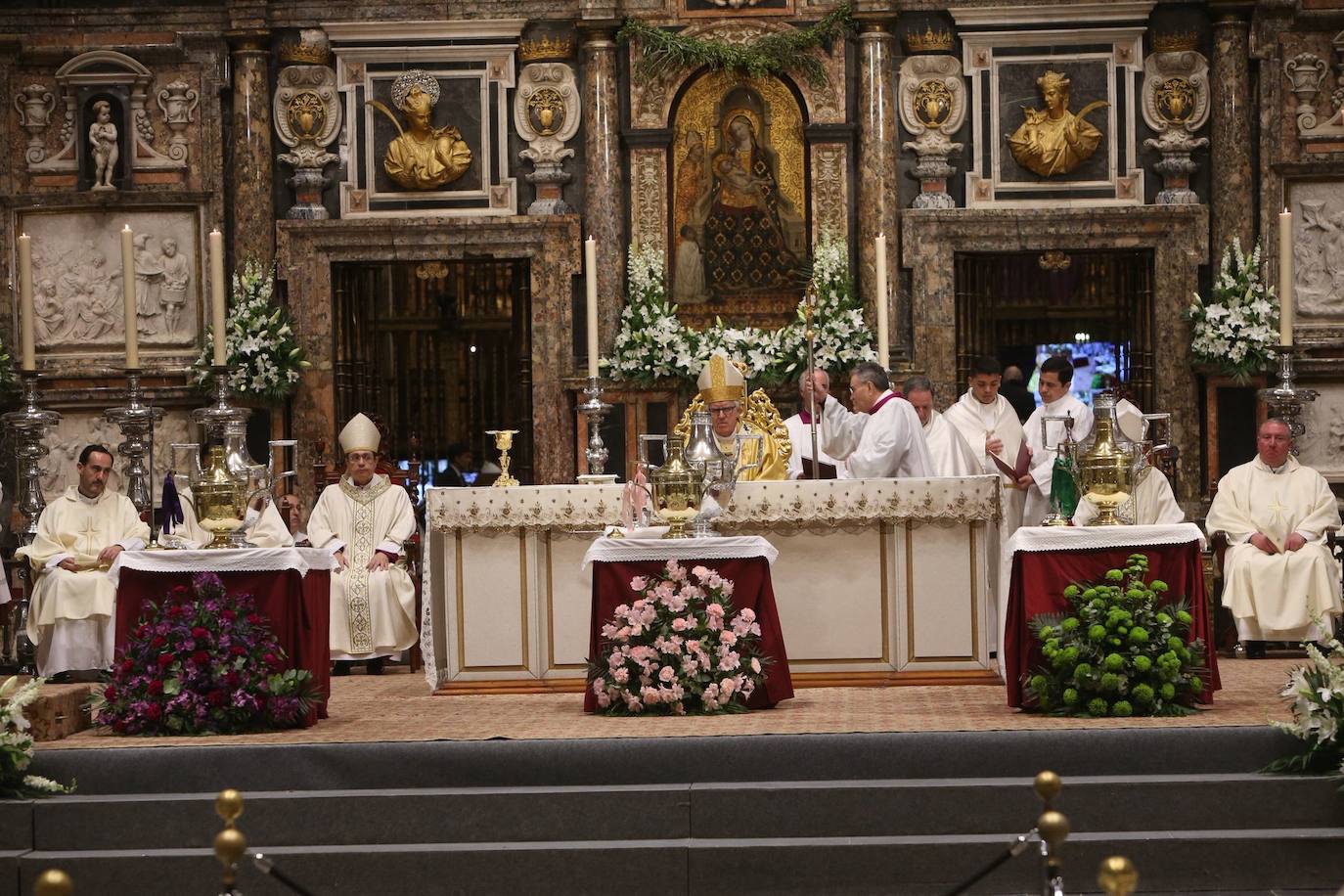 Misa Crismal en la Catedral de Sevilla en la Semana Santa de 2025