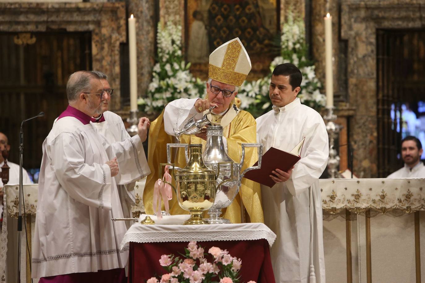 Misa Crismal en la Catedral de Sevilla en la Semana Santa de 2025