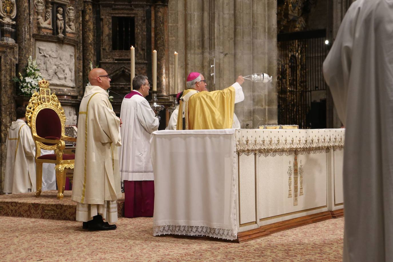 Misa Crismal en la Catedral de Sevilla en la Semana Santa de 2025