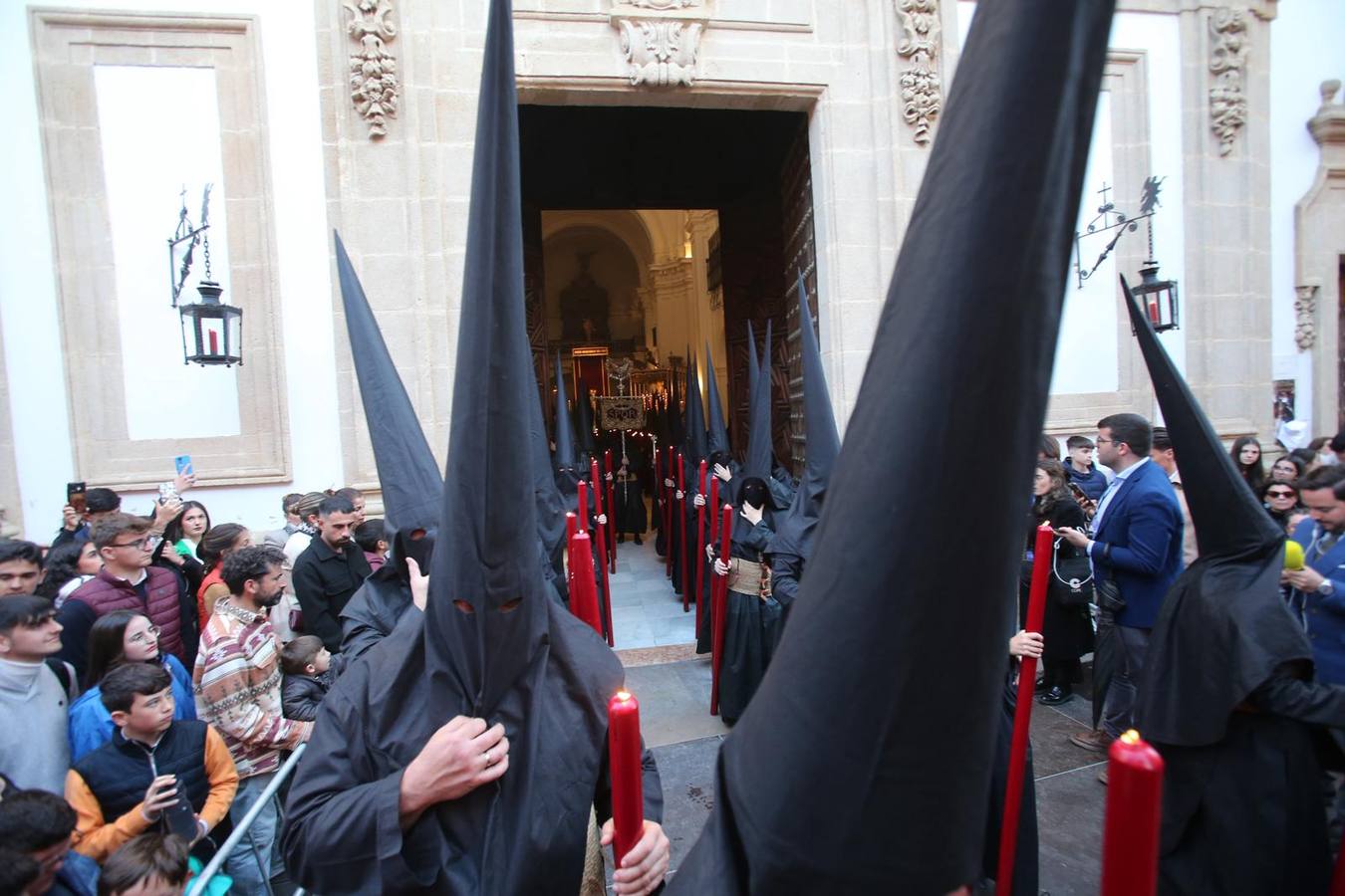 La calle Mateos Gago se ha llenado para ver la salida de esta cofradía que ha desafiado al mal tiempo 