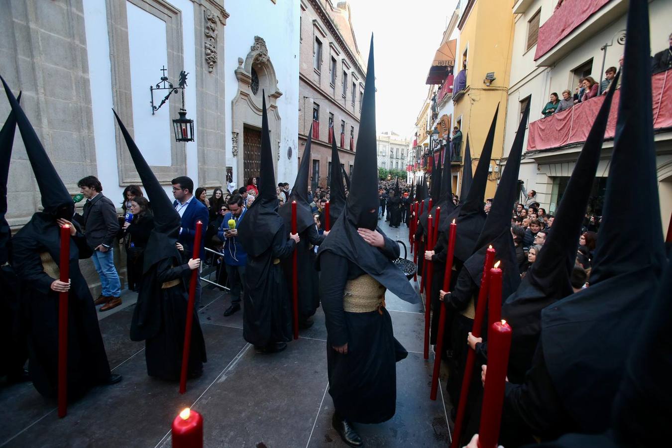 La calle Mateos Gago se ha llenado para ver la salida de esta cofradía que ha desafiado al mal tiempo 