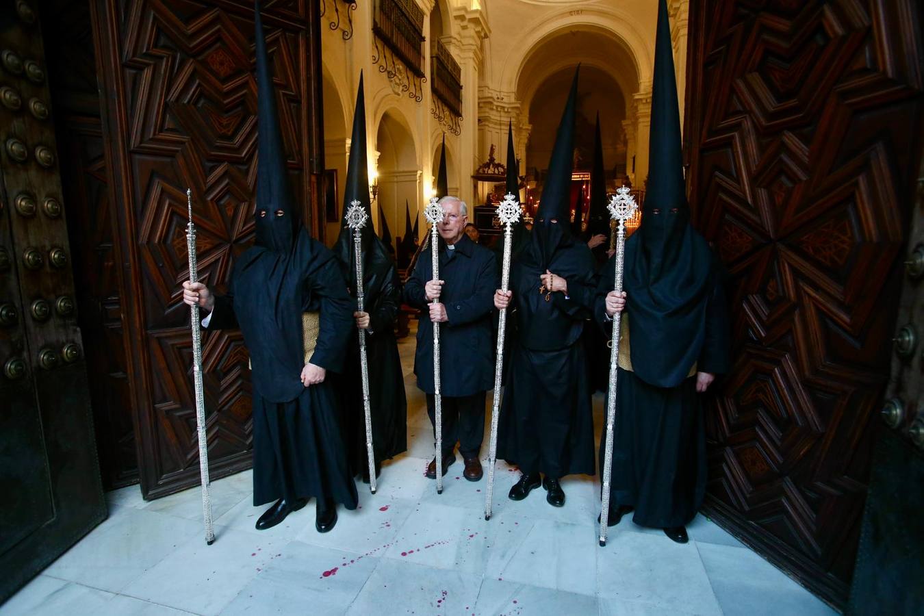 La calle Mateos Gago se ha llenado para ver la salida de esta cofradía que ha desafiado al mal tiempo 