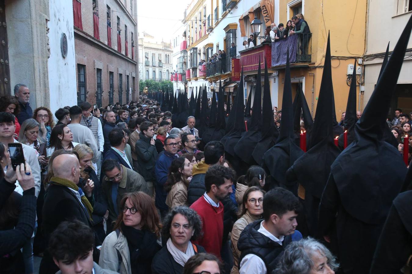 La calle Mateos Gago se ha llenado para ver la salida de esta cofradía que ha desafiado al mal tiempo 
