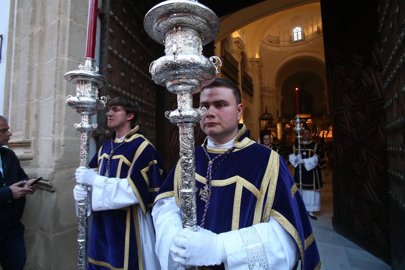 La calle Mateos Gago se ha llenado para ver la salida de esta cofradía que ha desafiado al mal tiempo 