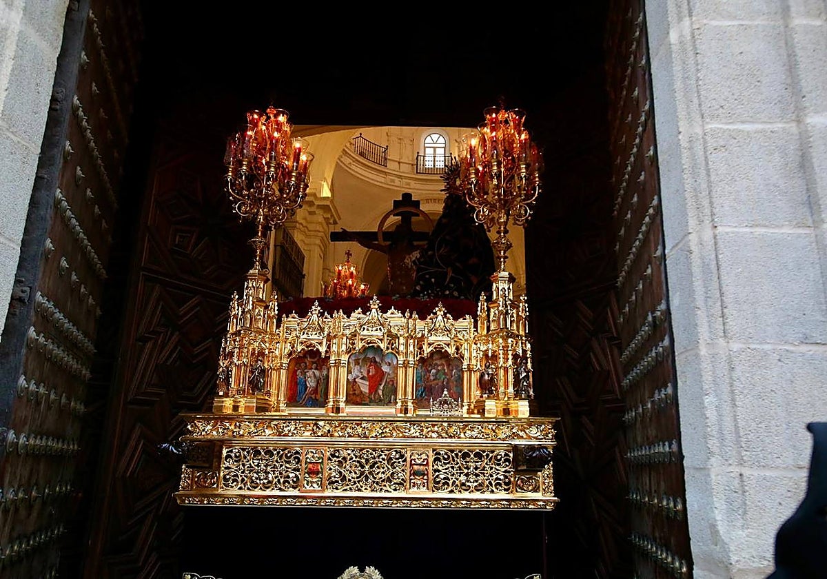 La calle Mateos Gago se ha llenado para ver la salida de esta cofradía que ha desafiado al mal tiempo