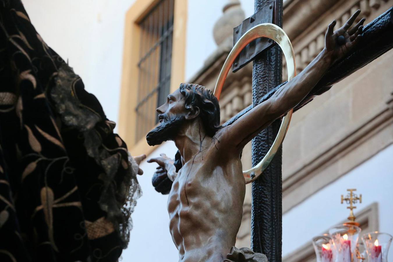 La calle Mateos Gago se ha llenado para ver la salida de esta cofradía que ha desafiado al mal tiempo 