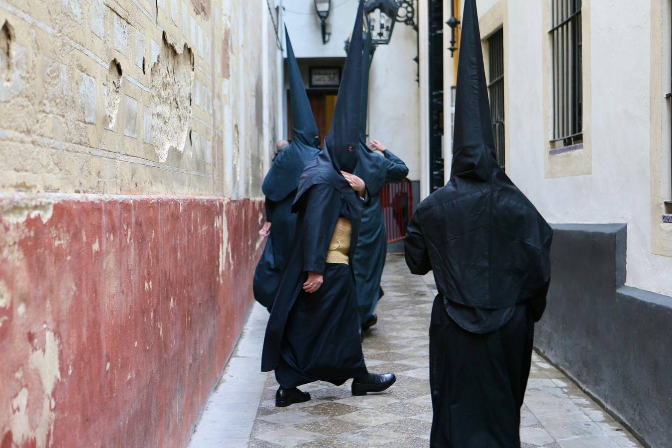 La calle Mateos Gago se ha llenado para ver la salida de esta cofradía que ha desafiado al mal tiempo 