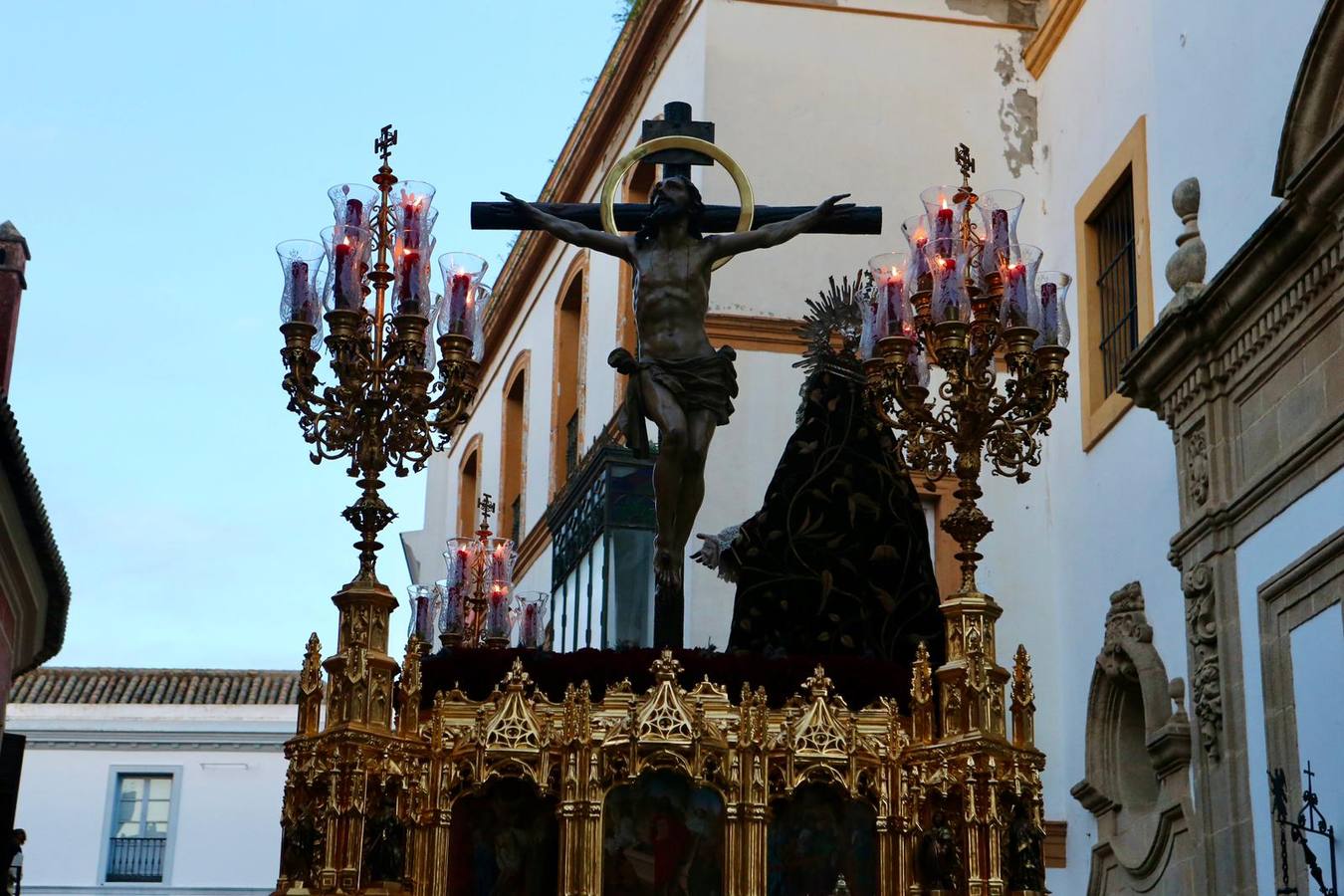 La calle Mateos Gago se ha llenado para ver la salida de esta cofradía que ha desafiado al mal tiempo 