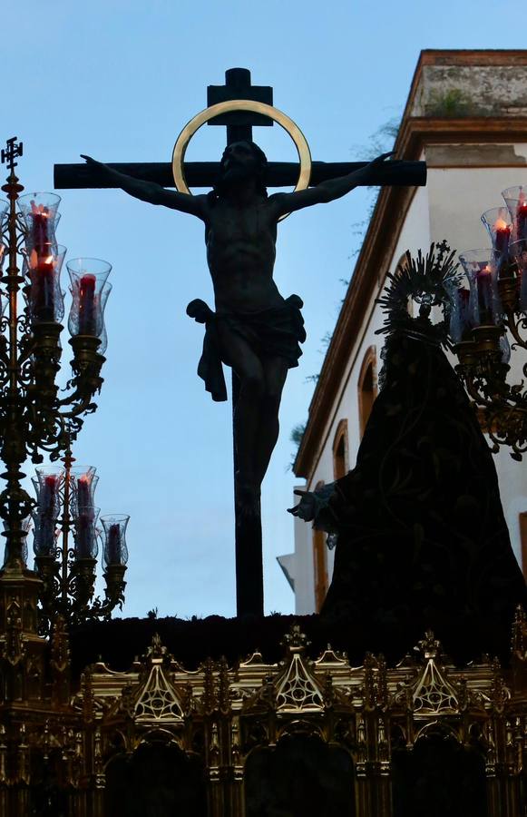 La calle Mateos Gago se ha llenado para ver la salida de esta cofradía que ha desafiado al mal tiempo 